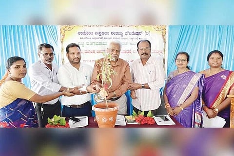 ಬಳ್ಳಾರಿಯಲ್ಲಿ ನಾಡೋಜ ಬುರ‌್ರಕಥಾ ಈರಮ್ಮ ಫೌಂಡೇಷನ್ ಹಳೇ ದರೋಜಿ ಸಹಯೋಗದೊಂದಿಗೆ ಆಯೋಜಿಸಿದ್ದ ‘ರಂಗಭೂಮಿಯ ಮೂಲಕ ಜೀವನ ಮೌಲ್ಯಗಳ ಬೋಧನೆ’ ಉಪನ್ಯಾಸ ಕಾರ್ಯಕ್ರಮವನ್ನು ರಂಗನಿರ್ದೇಶಕ ಸಿ.ಬಸವಲಿಂಗಯ್ಯ ಉದ್ಘಾಟಿಸಿದರು. ಫೌಂಡೇಷನ್ ಅಧ್ಯಕ್ಷ ಡಾ.ಅಶ್ವರಾಮು, ಕಲಾವಿದ ಪುರುಷೋತ್ತಮ ಹಂದ್ಯಾಳ್, ಉಪನ್ಯಾಸಕರಾದ ಚಂದ್ರಿಕಾ ಎ.ವೈ. , ಎನ್.ಅನುಷಾ ಇದ್ದರು.
