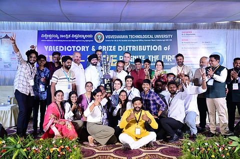ಕಲಬುರಗಿ ವಿಟಿಯು ಯುಕ್ತಿ ಸಾಂಸತಿಕ ಉತ್ಸವದಲ್ಲಿ ವಿವಿಧ ಸ್ಪರ್ಧೆ ವಿಜೇತ ಬಳ್ಳಾರಿಯ ಬಿಐಟಿಎಂ ತಂಡ ಸಮಗ್ರ ಚಾಂಪಿಯನ್​ಷಿಪ್​ನೊಂದಿಗೆ ಸಂಭ್ರಮಿಸಿದ್ದು ಹೀಗೆ. ಎಂಎಲ್​ಸಿ ಶಶೀಲ್​ ನಮೋಶಿ, ಬಸವರಾಜ ದೇಶಮುಖ, ಡಾ.ಶುಭಾಂಗಿ ಡಿಸಿ, ಡಾ.ಬಸವರಾಜ ಗಾದಗೆ, ಮಹಾಂತೇಶ ಕೌಲಗಿ ಇತರರಿದ್ದರು.