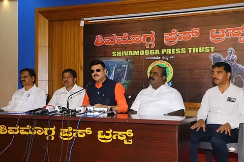 ಶಿವಮೊಗ್ಗದಲ್ಲಿ ಶಾಸಕ ಗೋಪಾಲಕೃಷ್ಣ ಬೇಳೂರು ಮಾತನಾಡಿದರು. ಜಿಲ್ಲಾ ಕಾಂಗ್ರೆಸ್ ಉಪಾಧ್ಯಕ್ಷ ಹುಲ್ತಿಕೊಪ್ಪ ಶ್ರೀಧರ್, ಮುಖಂಡರಾದ ಎಂ.ಶ್ರೀಕಾಂತ್, ರಮೇಶ್ ಶಂಕರಘಟ್ಟ, ಶಿ.ಜು.ಪಾಷಾ ಸುದ್ದಿಗೋಷ್ಠಿಯಲ್ಲಿದ್ದರು. 
