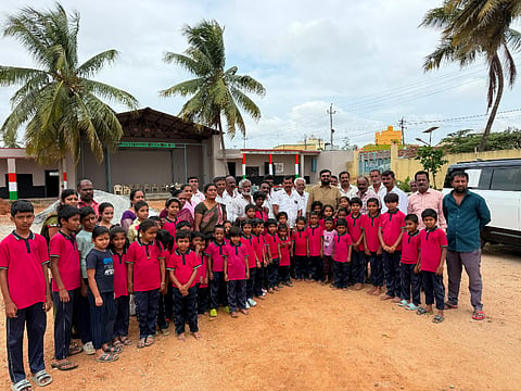 ಶ್ರೀರಂಗಪಟ್ಟಣ ವಿಧಾನಸಭಾ ಕ್ಷೇತ್ರದ ಬೇವಿನಹಳ್ಳಿ ಗ್ರಾಮದ ಸರ್ಕಾರಿ ಶಾಲೆಗೆ ಯುವ ನಾಯಕ ಇಂಡುವಾಳು ಸಚ್ಚಿದಾನಂದ ಭೇಟಿ ನೀಡಿದರು.