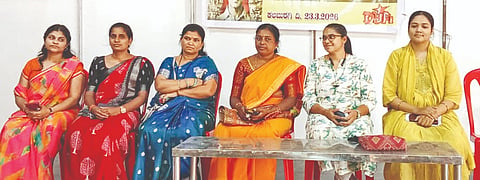 ಕಲಬುರಗಿ ಕನ್ನಡ ಭವನದಲ್ಲಿ ಭಾರತ ಪ್ರಜಾಸತ್ತಾತ್ಮಕ ಯುವಜನ ಫೆಡರೇಷನ್​, ಶಾರದಾ ವಿವೇಕ ಮಹಿಳಾ ಪದವಿ ಮಹಾವಿದ್ಯಾಲಯದ ಸಹಯೋಗದಲ್ಲಿ ಸೋಮವಾರ ಆಯೋಜಿಸಿದ್ದ ಕ್ರಾಂತಿಕಾರಿಗಳಾದ ಭಗತ್​ಸಿಂಗ್​, ರಾಜಗುರು ಹಾಗೂ ಸುಖದೇವ್​ ಅವರ ಹುತಾತ್ಮ ದಿನ ಕಾರ್ಯಕ್ರಮದಲ್ಲಿ ಡಾ.ಸಮೀನಾ, ಲವಿತ್ರ ವಸದ್​, ಡಾ.ಭಾಗೀರಥಿ ಇತರರಿದ್ದರು.
