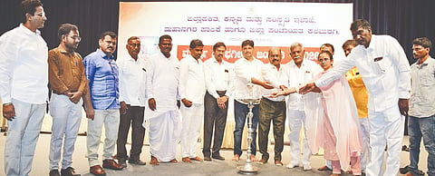 ಕಲಬುರಗಿ ಡಾ.ಪಂಡಿತ್​ ರಂಗಮಂದಿರದಲ್ಲಿ ಗುರುವಾರ ಆಯೋಜಿಸಿದ್ದ ಭಗೀರಥ ಮಹರ್ಷಿ ಜಯಂತಿ ಕಾರ್ಯಕ್ರಮದಲ್ಲಿ ಗಣ್ಯರು ದೀಪ ಬೆಳಗಿದರು. ರಂಗನಾಥ ಜಡಿ, ಗೋವಿಂದ ಸಗರ, ಜಗದೀಶ್ವರಿ ನಾಸಿ, ಭಗವಂತ ಡೋಣೂರ, ನಾಗರಾಜ, ವೆಂಕಟೇಶ್​ ನೀರಡಗಿ, ಸತೀಶ್​ ಸಗರ, ಗೋಪಾಲ ದೊಡ್ಡಮನಿ, ಬಸವರಾಜ್​ ನಾಲ್ವಾರ್​, ಭೀಮರಾಯ, ಮೌನೇಶ್​ ಪೂಜಾರಿ, ಭೀಮರಾಯ ರಾಮಪುರಹಳ್ಳಿ, ನರಸಪ್ಪ ಜಡಿ, ರಾವೇಂದ್ರ ಶಾಂತಪುರ ಇತರರಿದ್ದರು