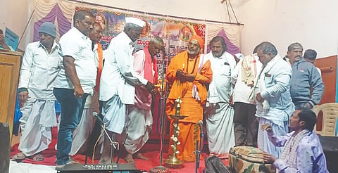 ನರಗುಂದ ತಾಲೂಕಿನ ಹದಲಿಯ ಅಲ್ಲಮಪ್ರಭು ಯುವಕ ಮಂಡಳದಿಂದ ಹಮ್ಮಿಕೊಂಡಿದ್ದ ರಾಜ್ಯ ಮಟ್ಟದ ಭಜನಾ ಸ್ಪರ್ಧೆಯನ್ನು(Folklore) ಸೊರಟೂರ ಹಿರೇಮಠದ ಶ್ರೀ ಫಕೀರೇಶ್ವರ ಸ್ವಾಮೀಜಿ ಉದ್ಘಾಟಿಸಿದರು. 