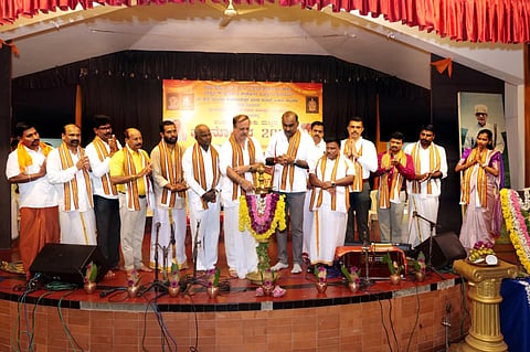 ಉಡುಪಿ ಅಂಬಲಪಾಡಿಯಲ್ಲಿ ಆಯೋಜಿಸಿದ್ದ ಭಜನೋತ್ಸವವನ್ನು ಡಾ. ನಿ.ಬೀ. ವಿಜಯ ಬಲ್ಲಾಳ ಉದ್ಘಾಟಿಸಿದರು. ಯಶ್​ಪಾಲ್​ ಸುವರ್ಣ, ವಿಜಯ್​ ಶೆಟ್ಟಿ ಕೊಂಡಾಡಿ, ಬಿ.ನಾಗರಾಜ್​ ಶೆಟ್ಟಿ, ರಾಜೇಂದ್ರಕುಮಾರ್​ ಬಸ್ರೂರು, ಗೋಪಾಲ್​ ಸಿ. ಬಂಗೇರ, ವಜ್ರಾಕ್ಷಿ ಪಿ. ದಾಸ್​, ಶಿವಕುಮಾರ್​ ಅಂಬಲಪಾಡಿ, ರಾಜೇಂದ್ರ ಪಂದುಬೆಟ್ಟು, ರಾಜು ಪೂಜಾರಿ, ಸುರೇಂದ್ರ ನಾಯ್ಕ್​ ಇತರರಿದ್ದರು.
