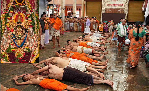 ಉಡುಪಿ ತೆಂಕಪೇಟೆಯ ಲಕ್ಷ್ಮೀ ವೆಂಕಟೇಶ ದೇವರಿಗೆ ಶ್ರೀದೇವಿ-ಭೂದೇವಿ ಸಹಿತ ವಿಶೇಷ ಅಲಂಕಾರ ಮಾಡಲಾಗಿತ್ತು. ಭಜನಾ ಮಂಗಲೋತ್ಸವದ ನಿಮಿತ್ತ ಭಕ್ತರು ಉರುಳು ಸೇವೆ ಸಲ್ಲಿಸಿದರು.