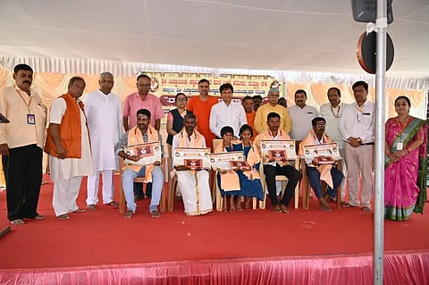 bhajan  ಹುಬ್ಬಳ್ಳಿಯ ಶ್ರೀ ಸಿದ್ಧಾರೂಢ ಮಠದಲ್ಲಿ ಆಯೋಜಿಸಿದ್ದ ರಾಜ್ಯ ಮಟ್ಟದ ಭಜನಾ ಸ್ಪರ್ಧೆಯಲ್ಲಿ ವಿಜೇತರಾದವರಿಗೆ ಬಹುಮಾನ ವಿತರಿಸಲಾಯಿತು.