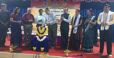 ಉಡುಪಿಯಲ್ಲಿ ಆಯೋಜಿಸಿದ್ದ ಭಜನಾ ಸಮಾವೇಶವನ್ನು ಡಾ. ಬಿ.ಎ. ವಿವೇಕ್​ ರೈ ಉದ್ಘಾಟಿಸಿದರು. ಕಾ.ತ. ಚಿಕ್ಕಣ್ಣ,  ಪ್ರೊ.ವನಿತಾ ಮಯ್ಯ, ಡಾ.ದೇವಿದಾಸ್​ ಎಸ್​. ನಾಯ್ಕ್​, ಪೂರ್ಣಿಮಾ, ರವಿರಾಜ ಎಚ್​.ಪಿ., ಡಾ. ಬಿ.ಜಗದೀಶ್​ ಶೆಟ್ಟಿ, ಡಾ.ಕಾತ್ಯಾಯಿನಿ ಕುಂಜಿಬೆಟ್ಟು ಇದ್ದರು.