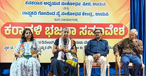 ಉಡುಪಿಯಲ್ಲಿ ಆಯೋಜಿಸಿದ್ದ 'ಕರಾವಳಿ ಭಜನಾ ಸಮಾವೇಶ'ದ ಸಮಾರೋಪದಲ್ಲಿ ಪ್ರತಿಭಾ ಸಾಮಗ ಮಾತನಾಡಿದರು. ಕಾ.ತ. ಚಿಕ್ಕಣ್ಣ, ಡಾ. ಬಿ.ಜಗದೀಶ್​ ಶೆಟ್ಟಿ, ಡಾ.ಕಾತ್ಯಾಯಿನಿ ಕುಂಜಿಬೆಟ್ಟು ಇದ್ದರು.