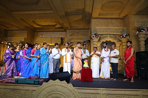 ಉಡುಪಿಯ ರಾಜಾಂಗಣದಲ್ಲಿ ಆಯೋಜಿಸಿದ್ದ 'ಭಜನಾಮೃತ' ಕಾರ್ಯಕ್ರಮವನ್ನು ವೇದವರ್ಧನ ಶ್ರೀ ಉದ್ಘಾಟಿಸಿದರು. ವಿಜಯ್​ ಶೆಟ್ಟಿ ಕೊಂಡಾಡಿ, ರಾಜೇಂದ್ರ ಕುಮಾರ್​ ಬಸ್ರೂರು, ಸುರೇಂದ್ರ ನಾಯ್ಕ್​, ಸಂತೋಷ್​ ಅಳಿಯೂರು, ಗಣೇಶ್​ ಕುಮಾರ್​ ಸಂಪಿಗೆನಗರ, ಶಿವಕುಮಾರ್​ ಅಂಬಲಪಾಡಿ, ರೂಪಾಶ್ರೀ, ಉಷಾ ಹೆಬ್ಬಾರ್​ ಇದ್ದರು.