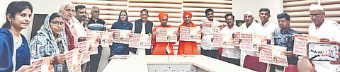 ಭಾಲ್ಕಿ ತಾಲೂಕಿನ ಕರಡ್ಯಾಳದ ಶ್ರೀ ಚನ್ನಬಸವೇಶ್ವರ ಗುರುಕುಲ ಶಿಣ ಸಮುಚ್ಛಯದಲ್ಲಿ ಎಸ್ಸೆಸ್ಸೆಲ್ಸಿ ಸಾಧಕ ವಿದ್ಯಾರ್ಥಿಗಳ ಕರಪತ್ರವನ್ನು ಔರಾದ್​ ಶಾಸಕ ಪ್ರಭು ಚವ್ಹಾಣ್​ ಬಿಡುಗಡೆಗೊಳಿಸಿದರು. ಶ್ರೀ ಬಸವಲಿಂಗ ಪಟ್ಟದ್ದೇವರು, ಶ್ರೀ ಗುರುಬಸವ ಪಟ್ಟದ್ದೇವರು, ಪ್ರಮುಖರಾದ ಶಿವರಾಜ ಅಲ್ಮಾಜೆ, ಪ್ರವಿಣ ಕಾರಬಾರಿ, ರಾಮಶೆಟ್ಟಿ ಪನ್ನಾಳೆ, ಪೃಥ್ವಿ ಪವಾರ್​, ನಾಗರಾಜ ಬಿರಾದಾರ ಇತರರಿದ್ದರು 