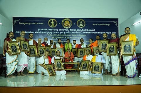 ಉಡುಪಿ ಬಾರ್ಕೂರಿನ ಭಂಡಾರಕೇರಿ ಮಠದಲ್ಲಿ ವಿದ್ಯಾಮಾನ್ಯ ತೀರ್ಥರ ಪೀಠಾರೋಹಣದ ಶತಮಾನೋತ್ಸವದ ಸಂಭ್ರಮಾಚರಣೆ ನಿಮಿತ್ತ ಮೈಸೂರಿನ ವಿದ್ವಾಂಸ ಬಾದರಾಯಣ ಆಚಾರ್ಯ ಅವರಿಗೆ 'ಜಯಶ್ರೀ ಕಂಬುಕಂಠ' ಪ್ರಶಸ್ತಿ ಹಾಗೂ ನಾಡಿನ ಖ್ಯಾತ 18 ಪಂಡಿತರಿಗೆ ವಿದ್ಯೇಶ ತೀರ್ಥ ಶ್ರೀಪಾದರು ವಿಶೇಷ ಪ್ರಶಸ್ತಿ ನೀಡಿ ಗೌರವಿಸಿದರು.