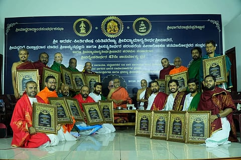 ಉಡುಪಿ ಬಾರ್ಕೂರಿನ ಭಂಡಾರಕೇರಿ ಮಠದಲ್ಲಿ ವಿದ್ಯೇಶ ತೀರ್ಥರು 18 ವಿದ್ವಾಂಸರಿಗೆ "ಜಯಶ್ರೀ ಕಂಬುಕಂಠ' ಪ್ರಶಸ್ತಿ ನೀಡಿ ಗೌರವಿಸಿದರು. ಕೆ.ಇ. ದೇವನಾಥನ್​, ಡಾ. ಬಿ.ಗೋಪಾಲ್​ ಆಚಾರ್ಯ, ನರಹರಿ ಆಚಾರ್ಯ, ವೆಂಕಟೇಶ್​ ಆಚಾರ್ಯ ಇತರರು ಇದ್ದರು.