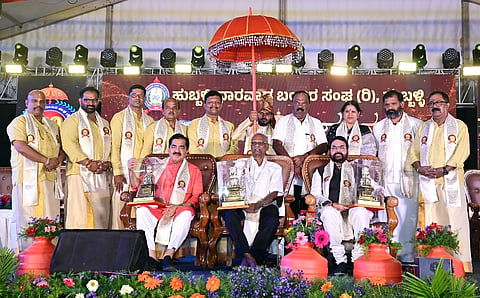 bunt sanman ಹುಬ್ಬಳ್ಳಿಯ ನವೀನ ಹೋಟೆಲ್​ನಲ್ಲಿ ಭಾನುವಾರ ಏರ್ಪಡಿಸಿದ್ದ ಹುಬ್ಬಳ್ಳಿ ಧಾರವಾಡ ಬಂಟರ ಸಂಘದ ಸುವರ್ಣ ಮಹೋತ್ಸವ ಸಮಾರೋಪದಲ್ಲಿ ಡಾ. ಎಂ. ಮೋಹನ ಆಳ್ವಾ, ಡಾ. ಕೆ. ಪ್ರಕಾಶ ಶೆಟ್ಟಿ, ಯು. ಸೀತಾರಾಮ ಶೆಟ್ಟಿ ಅವರಿಗೆ ಡಾ. ಆರ್​.ಎನ್​. ಶೆಟ್ಟಿ ಸ್ಮಾರಕ ಪ್ರಶಸ್ತಿ ಪ್ರದಾನ ಮಾಡಲಾಯಿತು. ವಿಜಯಾನಂದ ಶೆಟ್ಟಿ, ಭಾರತಿ ಶೆಟ್ಟಿ, ಸುರೇಶ ಶೆಟ್ಟಿ, ಇತರರು ಇದ್ದರು.
