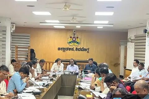 ಡಿಸಿ ಕಚೇರಿಯಲ್ಲಿ ಭಾರತ್ ಜೋಡೋ ಯುವ ಸಂಘ ಸ್ಥಾಪನೆ ಕುರಿತು ಜಿಲ್ಲಾಧಿಕಾರಿ ಪ್ರಭುಲಿಂಗ ಕವಳಿಕಟ್ಟಿ ಪೂರ್ವಭಾವಿ ಸಭೆ ನಡೆಸಿದರು. ಎನ್.ಹೇಮಂತ್, ವಿ.ಅಭಿಷೇಕ್, ರೇಖ್ಯಾನಾಯ್ಕ್ ಇದ್ದರು.