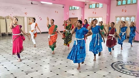ಮಂಡ್ಯ ನಗರದ ಯೋಗಿ ನಾರಾಯಣ ಸಮುದಾಯ ಭವನದಲ್ಲಿ ಆಯೋಜಿಸಿದ್ದ ಕಾರ್ಯಾಗಾರದಲ್ಲಿ ಭರತನಾಟ್ಯ ಪ್ರದರ್ಶನ ನಡೆಯಿತು.