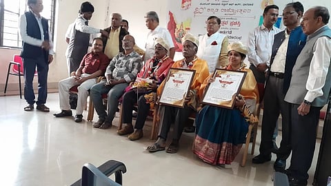 ಧಾರವಾಢದ ಜೆಎಸ್​ಎಸ್​ ಹಾಲಭಾವಿ ಸ್ಕೂಲ್​ ಆಫ್​ ಆರ್ಟ್​ನಲ್ಲಿ ಆಯೋಜಿಸಿದ್ದ ಸಮಾರಂಭದಲ್ಲಿ ಡಾ. ಭಾರತಿ ಮರವಂತೆ ಅವರಿಗೆ 70ನೇ ಕನ್ನಡ ರಾಜ್ಯೋತ್ಸವದ ನಿಮಿತ್ತ ರಾಜ್ಯೋತ್ಸವ ಪ್ರಶಸ್ತಿ ನೀಡಿ ಗೌರವಿಸಲಾಯಿತು.