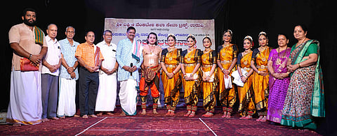 ಉಡುಪಿ ತೆಂಕಪೇಟೆಯ ಶ್ರೀ ಲಕ್ಷ್ಮೀ ವೆಂಕಟೇಶ ದೇವಸ್ಥಾನದಲ್ಲಿ ವಿದ್ವಾನ್​ ಉಪೇಂದ್ರ ಮಲ್ಯ ಬಳಗದ ನೃತ್ಯ ರೂಪಕವನ್ನು ಗುಜ್ಜಾಡಿ ಪ್ರಭಾಕರ್​ ನಾಯಕ್​ ಉದ್ಘಾಟಿಸಿದರು. ಸತೀಶ್​ ಕಿಣಿ, ವಿದ್ವಾನ್​ ಹರಿಪ್ರಸಾದ್​ ಶರ್ಮ, ಪೂರ್ಣಿಮಾ ರಾವ್​, ರಾಧಿಕಾ ಭಟ್​, ಚೇಂಪಿ ರಾಮಚಂದ್ರ ಭಟ್​ ಇತರರಿದ್ದರು.