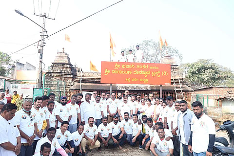 temple cleaning ಹುಬ್ಬಳ್ಳಿಯ ಪುರಾತನ ಭವಾನಿ ಶಂಕರ ದೇವಸ್ಥಾನದಲ್ಲಿ ಭಾನುವಾರ ಶಾಸಕ ಮಹೇಶ ಟೆಂಗಿನಕಾಯಿ ನೇತೃತ್ವದಲ್ಲಿ ಸ್ವಚ್ಛತಾ ಕಾರ್ಯಕ್ರಮ ಹಮ್ಮಿಕೊಳ್ಳಲಾಯಿತು. ಮುತ್ತು ಹೆಬ್ಬಳ್ಳಿ, ಕೃಷ್ಣ ಗಂಡಗಾಳೇಕರ, ಪ್ರವಿಣ ಪವಾರ, ರಾಮನಗೌಡ ಶೆಟ್ಟನಗೌಡ್ರ, ಇತರರು ಇದ್ದರು.