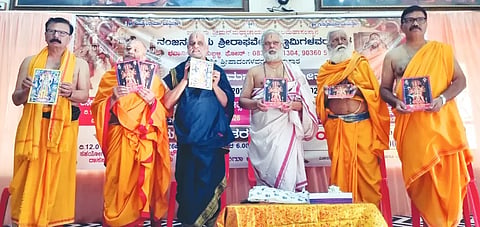 book release ಹುಬ್ಬಳ್ಳಿಯ ಭವಾನಿನಗರ ರಾಯರ ಮಠದಲ್ಲಿ ಗುರುವಾರ "ಶ್ರೀ ರಾಘವೇಂದ್ರ ಅಷ್ಟೋತ್ತರ ಮಾಲಿಕೆ' ಪುಸ್ತಕವನ್ನು ಬಿಡುಗಡೆ ಮಾಡಲಾಯಿತು. ವೇಣುಗೋಪಾಲ ಆಚಾರ್​, ಗುರುರಾಜ ಆಚಾರ್​ ಸಮಗಾ, ಆರ್​.ಆರ್​. ಗಂಡಮಾಲಿ, ಟಿ.ಎಮ್​. ಬೀದರಳ್ಳಿ, ಇತರರು ಇದ್ದರು.