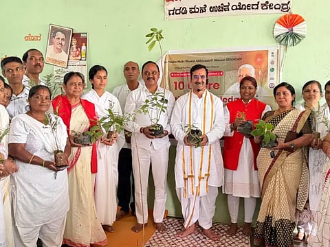 Herb ಪತಂಜಲಿ ಯೋಗಪೀಠ ಹರಿದ್ವಾರದ ಸಂಸ್ಥಾಪಕ ಆಯುರ್ವೆದ ರತ್ನ ಆಚಾರ್ಯ ಬಾಲಕೃಷ್ಣ ಅವರ ಜನ್ಮದಿನದ ಅಂಗವಾಗಿ ಧಾರವಾಡದಲ್ಲಿ ಗಿಡಮೂಲಿಕೆ ಆಚರಣೆ ಮಾಡಲಾಯಿತು.