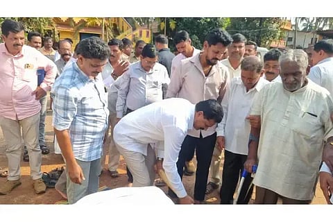 ಸಿದ್ದಾಪುರದ ಜನತಾ ಕಾಲನಿಯಲ್ಲಿ ರಸ್ತೆ ಸುಧಾರಣೆ ಕಾಮಗಾರಿಗೆ ಶಾಸಕ ಭೀಮಣ್ಣ ನಾಯ್ಕ ಚಾಲನೆ ನೀಡಿದರು. ಸ್ಥಳೀಯ ಪ್ರಮುಖರು ಹಾಗೂ ಅಧಿಕಾರಿಗಳಿದ್ದರು.