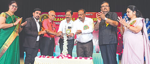 ಕಲಬುರಗಿಯಲ್ಲಿ ಗುರುವಾರ ಆಯೋಜಿಸಿದ್ದ ರಮಾಬಾಯಿ ಜಹಾಗೀರದಾರ್​ ಸ್ವತಂತ್ರ ಪಿಯು ವಿಾನ ಕಾಲೇಜು ವಾರ್ಷಿಕ ಸ್ನೇಹ ಸಮ್ಮೇಳನವನ್ನು ಪಿಯು ಡಿಡಿ ಸುರೇಶ ಅಕ್ಕಣ್ಣ ಉದ್ಘಾಟಿಸಿದರು. ಡಾ.ಭುರ್ಲಿ ಪ್ರಹ್ಲಾದ್​, ಜ್ಯೋತಿ ಭುರ್ಲಿ, ಡಾ.ವಿಜಯಮೋಹನ್​, ಕೆ.ಎನ್​.ಕುಲಕರ್ಣಿ ಇತರರಿದ್ದರು.