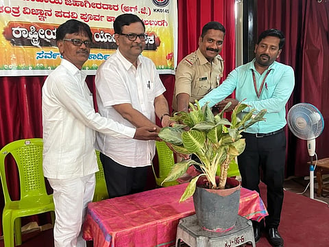 ಕಲಬುರಗಿ ಆರ್​.ಜೆ ಸ್ವತಂತ್ರ ಪದವಿಪೂರ್ವ ವಿಜ್ಞಾನ ಕಾಲೇಜು ರಾಷ್ಟ್ರೀಯ ಸೇವಾ ಯೋಜನೆ ಘಟಕದ ಸಹಯೋಗದಲ್ಲಿ ಶನಿವಾರ ಏರ್ಪಡಿಸಿದ್ದ ವಿಚಾರ ಸಂಕಿರಣವನ್ನು ಸಿಪಿಐ ರಾವೇಂದ್ರ ಭಜಂತ್ರಿ ಉದ್ಘಾಟಿಸಿದರು. ಡಾ.ಪ್ರಹ್ಲಾದ್​ ಭುರ್ಲಿ, ಚಂದ್ರಶೇಖರ ದೊಡ್ಡಮನಿ, ಪ್ರಕಾಶ ಚವ್ಹಾಣ್​ ಇತರರಿದ್ದರು.