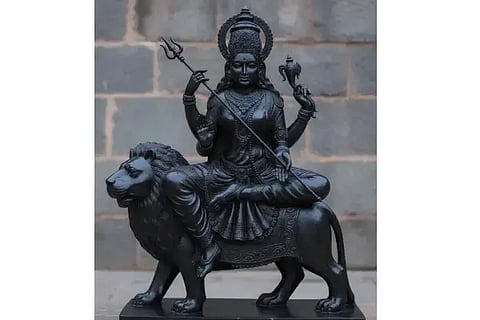 ಮಾವಳ್ಳಿಯ ಗ್ರಾಮದೇವಿ ದೇವಸ್ಥಾನದ ಆವಾರದಲ್ಲಿ ಪ್ರತಿಷ್ಠಾಪನೆಗೊಂಡ (bhuvaneshwari) ಭುವನೇಶ್ವರಿ ದೇವಿಯ ಮೂರ್ತಿ.
