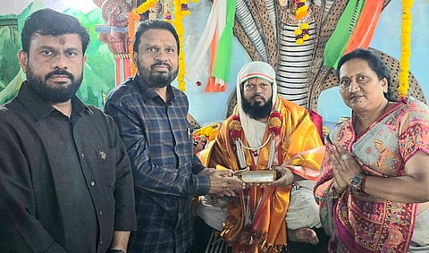 ಮಹಾರಾಷ್ಟ್ರದ ಪುಣೆ ಜಿಲ್ಲೆಯ ದೌಂಡ್ ತಾಲ್ಲೂಕಿನ ಬಿಗ್ವಾನ್ ಆಶ್ರಮದಲ್ಲಿ ನಡೆದ ಗುರು ಪೂರ್ಣಿಮೆ ಕಾರ್ಯಕ್ರಮದಲ್ಲಿ ಮಾಜಿ ಸಚಿವ ರಾಜಶೇಖರ ಪಾಟೀಲ ದಂಪತಿ ಜೈ ಭಾರತ ಮಾತಾ ರಾಷ್ಟ್ರೀಯ ಸೇವಾ ಸಮಿತಿಯ ರಾಷ್ಟ್ರೀಯ ಸಂಸ್ಥಾಪಕ ಅಧ್ಯಕ್ಷ ರಾಜಶೇಖರ ಪಾಟೀಲ ಅವರನ್ನು ಸನ್ಮಾನಿಸಿದರು.