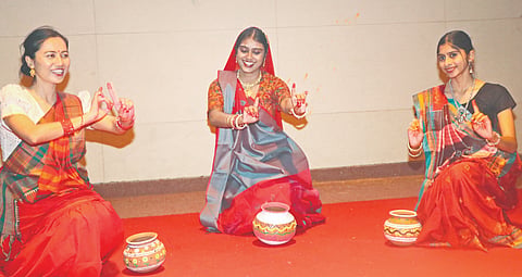 ಕರ್ನಾಟಕ ಕೇಂದ್ರೀಯ ವಿಶ್ವವಿದ್ಯಾಲಯದಲ್ಲಿ ಇತ್ತೀಚಿಗೆ ಆಯೋಜಿಸಿದ್ದ ಬಿಹಾರ ದಿನಾಚರಣೆ ಕಾರ್ಯಕ್ರಮದಲ್ಲಿ ವಿದ್ಯಾರ್ಥಿಗಳು ಬಿಹಾರಿ ನೃತ್ಯ ಪ್ರದರ್ಶಿಸಿದರು.
