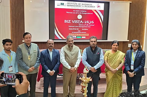 biz vista ಹುಬ್ಬಳ್ಳಿಯ ಐಬಿಎಂಆರ್​ ಸಂಸ್ಥೆಯಲ್ಲಿ ಏರ್ಪಡಿಸಿದ್ದ ಬಿಜ್​ ವಿಸ್ಟಾ ಮ್ಯಾನೇಜಮೆಂಟ್​ ಫೆಸ್ಟ್​ ಉದ್ಘಾಟನೆಯಲ್ಲಿ ಡಾ. ವಿ.ಎಸ್​.ವಿ. ಪ್ರಸಾದ, ವಿನಯಚಂದ್ರ ಮಹೇಂದ್ರಕರ, ಡಾ. ರೇಖಾ ಮಹೇಂದ್ರಕರ, ಡಾ. ಇಗ್ನೇಶ ಸಕ್ರಿ, ಡಾ. ಅರುಣ ಶೆಟ್ಟಿ, ಇತರರು ಪಾಲ್ಗೊಂಡಿದ್ದರು.