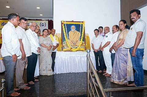 ಉಡುಪಿಯಲ್ಲಿ ಬಿಲ್ಲವರ ಸೇವಾ ಸಂಘದ ವತಿಯಿಂದ ಪಿಯುಸಿ ವಿದ್ಯಾರ್ಥಿಗಳಿಗೆ ಪಠ್ಯ ಪುಸ್ತಕ ವಿತರಣೆ ಕಾರ್ಯಕ್ರಮ ನಡೆಯಿತು. ಡಾ. ನಿಶಾ ಎಸ್​. ಅಮೀನ್​, ಶಶಿಧರ್​ ಎಂ. ಅಮೀನ್​, ಸದಾನಂದ್​ ಪೂಜಾರಿ, ಕೋಶಾಧಿಕಾರಿ ಸದಾನಂದ್​ ಅಮೀನ್​, ಮಾಧವ ಪೂಜಾರಿ ಬನ್ನಂಜೆ, ಸುಕನ್ಯಾ ಕಡೆಕಾರ್​ ಇತರರಿದ್ದರು.