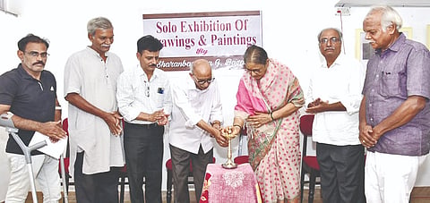 ಕಲಬುರಗಿ ಮಾನಕರ್​ ಲೇಔಟ್​ನಲ್ಲಿರುವ ಬಿಸಿಲು ಆರ್ಟ್​ ಗ್ಯಾಲರಿಯಲ್ಲಿ ಹವ್ಯಾಸಿ ಚಿತ್ರಕಲಾವಿದ ಶರಣಬಸಪ್ಪ ಬಗಲಿ ಅವರ ವಾಟರ್​ ಕಲರ್​, ಸ್ಕೆಚ್​ ಮತ್ತು ಪೇಂಟಿಂಗ್ಸ್​ಗಳ ಏಕವ್ಯಕ್ತಿ ಚಿತ್ರಕಲಾ ಪ್ರದರ್ಶನವನ್ನು ಡಾ.ಶಾಂತಲಾ ನಿಷ್ಠಿ ಭಾನುವಾರ ಉದ್ಘಾಟಿಸಿದರು. ಜಿತೇಂದ್ರ ಕೋಥಳಿಕರ್​, ಜೆ.ಎಸ್​.ಖಂಡೇರಾವ್​, ವಿ.ಬಿ.ಬಿರಾದಾರ್​, ನಾರಾಯಣ ಜೋಶಿ ಇತರರಿದ್ದರು.