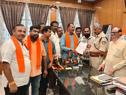 ಎಐಸಿಸಿ ಅಧ್ಯಕ್ಷ ಮಲ್ಲಿಕಾರ್ಜುನ ಖರ್ಗೆ ಬಂಧನಕ್ಕೆ ಒತ್ತಾಯಿಸಿ ಮಂಡ್ಯದಲ್ಲಿ ಬಿಜೆಪಿ ಕಾರ್ಯಕರ್ತರು ಎಎಸ್ಪಿ ಸಿ.ಇ.ತಿಮ್ಮಯ್ಯ ಅವರಿಗೆ ಮನವಿ ಸಲ್ಲಿಸಿದರು.
