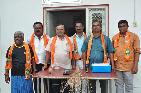 ಮಂಡ್ಯ ನಗರದ ಬಿಜೆಪಿ ಜಿಲ್ಲಾ ಕಚೇರಿ ಆವರಣದಲ್ಲಿ ಕಾರ್ಯಕರ್ತರು ಜಿರಳೆ ಹೊಸಕಿ ಹಾಕುವ ಕಲ್ಪಿತ ಪ್ರದರ್ಶನ ನಡೆಸಿದರು.