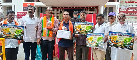 ಮಂಡ್ಯದಿಂದ ಬಿಜೆಪಿ ಕಾರ್ಯಕರ್ತರು ತಮಿಳುನಾಡು ಸಿಎಂಗೆ ಕಾವೇರಿ ತೀರ್ಥ ಮತ್ತು ಮಂಡ್ಯದ ಬೆಲ್ಲವನ್ನು ರವಾನಿಸಿದರು.