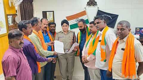 ಸಚಿವ ಡಾ.ಯತೀಂದ್ರ ಸಿದ್ದರಾಮಯ್ಯ ವಿರುದ್ಧ ಕಾನೂನು ಕ್ರಮಕ್ಕೆ ಒತ್ತಾಯಿಸಿ ಮಂಡ್ಯದಲ್ಲಿ  ಬಿಜೆಪಿ ಕಾರ್ಯಕರ್ತರು ಜಿಲ್ಲಾ ಎಸ್ಪಿ ಡಾ.ವಿ.ಜೆ.ಶೋಭಾರಾಣಿ ಅವರಿಗೆ ದೂರು ಸಲ್ಲಿಸಿದರು.