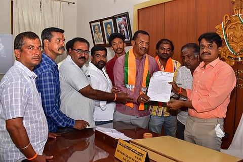 ಮಂಡ್ಯದಲ್ಲಿ ಅಪರ ಜಿಲ್ಲಾಧಿಕಾರಿ ಬಿ.ಸಿ.ಶಿವಾನಂದಮೂರ್ತಿ ಅವರಿಗೆ ಬಿಜೆಪಿ ಕಾರ್ಯಕರ್ತರು ಮನವಿ ಸಲ್ಲಿಸಿದರು.
