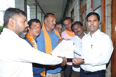 ಮಂಡ್ಯದಲ್ಲಿ ಬಿಜೆಪಿ ಕಾರ್ಯಕರ್ತರು ಜಿಲ್ಲಾಧಿಕಾರಿ ಡಾ.ಕುಮಾರ ಅವರಿಗೆ ದೂರು ಸಲ್ಲಿಸಿದರು.