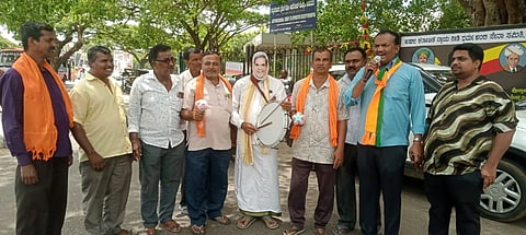 ಮಂಡ್ಯ ನಗರದ ಜಯಚಾಮರಾಜೇಂದ್ರ ಒಡೆಯರ್ ವೃತ್ತದಲ್ಲಿ ಬಿಜೆಪಿ ಕಾರ್ಯಕರ್ತರು ಕಲ್ಪಿತ ವಿಜಯೋತ್ಸವದ ಮೂಲಕ ಪ್ರತಿಭಟನೆ ನಡೆಸಿದರು.