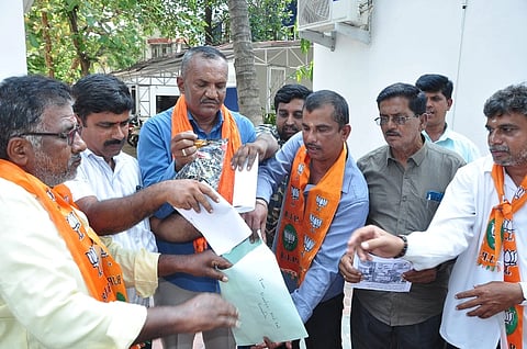  ಮಂಡ್ಯದಲ್ಲಿ ಬಿಜೆಪಿ ಕಾರ್ಯಕರ್ತರು ಪ್ರತಿಭಟನೆ ನಡೆಸಿದರು. 