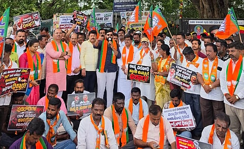 ಮಂಡ್ಯ ನಗರದಲ್ಲಿ ಕಾಂಗ್ರೆಸ್ ಪಕ್ಷ ಮತ್ತು ರಾಜ್ಯ ಸರ್ಕಾರದ ವಿರುದ್ಧ ಬಿಜೆಪಿಯಿಂದ ಪ್ರತಿಭಟನೆ ನಡೆಸಲಾಯಿತು. 