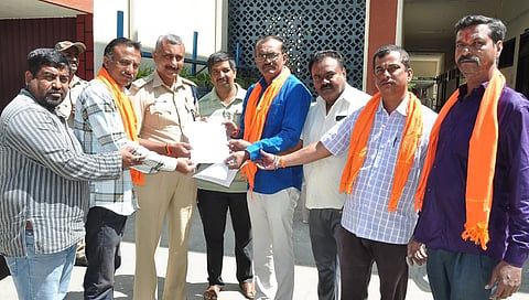 ಮಂಡ್ಯದಲ್ಲಿ ಬಿಜೆಪಿ ಕಾರ್ಯಕರ್ತರು ಪ್ರತಿಭಟನೆ ನಡೆಸಿ ಎಎಸ್ಪಿ ಸಿ.ಇ.ತಿಮ್ಮಯ್ಯ ಅವರಿಗೆ ಮನವಿ ಸಲ್ಲಿಸಿದರು.