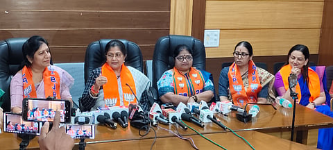  ಬೆಳಗಾವಿ ನಗರದ ಪ್ರವಾಸಿ ಮಂದಿರದಲ್ಲಿ ಸೋಮವಾರ ಸುದ್ದಿಗೋಷ್ಠಿಯಲ್ಲಿ ಶಶಿಕಲಾ ಜೋಲ್ಲೆ ಮಾತನಾಡಿದರು. ಡಾ.ಸೋನಾಲಿ ಸರ್ನೋಬತ್, ಗೀತಾ ಸುತಾರ ಇತರರಿದ್ದರು.