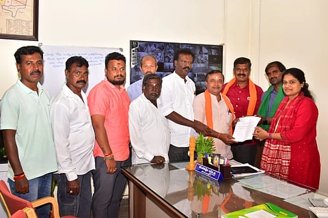 ಶಿಡ್ಲಘಟ್ಟ ಪೌರಾಯುಕ್ತೆಯನ್ನು ನಿಂದಿಸಿರುವ ಕಾಂಗ್ರೆಸ್ ಮುಖಂಡ ರಾಜೀವ್‌ಗೌಡನನ್ನು ಬಂಧಿಸುವಂತೆ ಒತ್ತಾಯಿಸಿ ಮಂಡ್ಯದಲ್ಲಿ ಬಿಜೆಪಿ ಕಾರ್ಯಕರ್ತರು ನಗರಸಭೆ ಪೌರಾಯುಕ್ತೆ ಪಂಪಶ್ರೀ ಅವರಿಗೆ ಮನವಿ ಸಲ್ಲಿಸಿದರು.