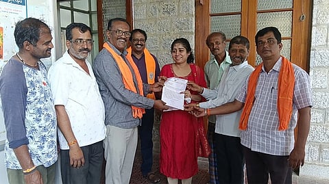 ಚಿಕ್ಕಬಳ್ಳಾಪುರ ಶಾಸಕ ಪ್ರದೀಪ್ ಈಶ್ವರ್ ಅವರ ವಿರುದ್ಧ ಮಂಡ್ಯ ನಗರದಲ್ಲಿ ಬಿಜೆಪಿ ಕಾರ್ಯಕರ್ತರು ಜಿಲ್ಲಾಧಿಕಾರಿ ಕಚೇರಿ ಸಹಾಯಕ ಅಧಿಕಾರಿ ರೋಹಿಣಿ ಅವರಿಗೆ ಮನವಿ ಸಲ್ಲಿಸಿದರು.