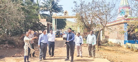 ಬಾದಾಮಿ ತಾಲೂಕಿನ ಕುಳಗೇರಿ ಕ್ರಾಸ್‌ನಲ್ಲಿ ನಡೆಯುತ್ತಿರುವ ಸಿಸಿ ರಸ್ತೆ ಕಾಮಗಾರಿಯನ್ನು ಸಿಇಒ ಶಶಿಧರ ಕುರೇರ ವೀಕ್ಷಣೆ ಮಾಡಿದರು.