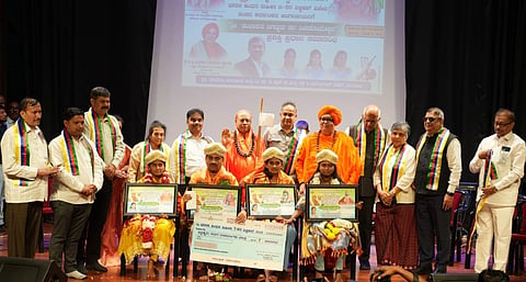 ಅಂಧರ ಮಹಿಳಾ ಟಿ-20 ವಿಶ್ವಕಪ್‌ನಲ್ಲಿ ಗೆದ್ದ ಕರ್ನಾಟಕದ ಕ್ರೀಡಾಪಟುಗಳಿಗೆ ಹುಕ್ಕೇರಿ ಹಿರೇಮಠದಿಂದ ‘ಶ್ರೀ ರಂಭಾಪುರಿ ಡಾ.ವೀರಸೋಮೇಶ್ವರ ಪ್ರಶಸ್ತಿ’ಯನ್ನು 25 ಸಾವಿರ ರೂ.ನಗದಿನೊಂದಿಗೆ  ಶ್ರೀಶೈಲ ಜಗದ್ಗುರು ಡಾ.ಚನ್ನಸಿದ್ಧರಾಮ ಪಂಡಿತಾರಾಧ್ಯ ಭಗವತ್ಪಾದರು ಪ್ರದಾನ ಮಾಡಿದರು. ಶ್ರೀಚಂದ್ರಶೇಖರ ಶಿವಾಚಾರ್ಯ ಸ್ವಾಮೀಜಿ ಮತ್ತಿತರರಿದ್ದರು. 