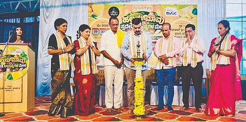  ಹಲಸು, ವಾವು ಮತ್ತು ಸ್ವದೇಶಿ ಉತ್ಪನ್ನಗಳ ಮೇಳವನ್ನು ಶಾಸಕ ವಿ.ಸುನೀಲ್ ಕುವಾರ್ ಉದ್ಘಾಟಿಸಿದರು. ಪ್ರಮುಖರಾದ ಮಂಜುನಾಥ ಪೂಜಾರಿ, ಸುಧಾಕರ್ ಶೆಟ್ಟಿ ಮತ್ತು ವಿಜಯ್ ಶೆಟ್ಟಿ, ವಂದನಾ ರೈ ಮೊದಲಾದವರಿದ್ದರು.