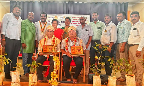 ಮಂಡ್ಯದಲ್ಲಿ ಆಯೋಜಿಸಿದ್ದ ರಕ್ತದಾನ ಶಿಬಿರದಲ್ಲಿ ರಕ್ತದಾನಿ ಎ.ಎಸ್.ಮಧುಚಂದ್ರ ಮತ್ತು ಅಕ್ಷಯ ಸಿರಿ ಚಾರಿಟಬಲ್ ಟ್ರಸ್ಟ್ ಅಧ್ಯಕ್ಷ ಎಚ್.ಎಲ್.ಲೋಕೇಶ್(ಲಕ್ಕಪ್ಪ) ಅವರನ್ನು ರೋಟರಿ ಮಾಂಡವ್ಯದಿಂದ ಅಭಿನಂದಿಸಲಾಯಿತು.
